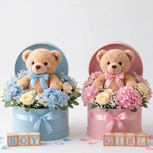 Caja floral con oso y flores rosadas o azules para nacimiento en Bogotá