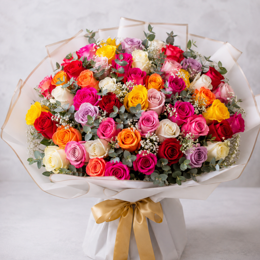Arcoíris Floral | Bouquet de 50 Rosas Surtidas con Eucalipto