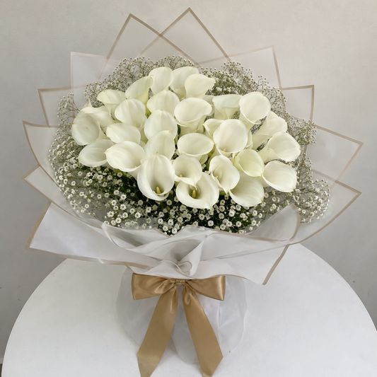 Ramo de flores blancas entregado como detalle sofisticado en un ambiente cálido en Bogotá