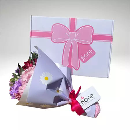 Experiencia Floral ¡Imagínate abrir una caja misteriosa y ser recibido por un delicioso aroma que te envuelve como un abrazo! 🎁 entregamos su regalo en Bogotá. Floristería Fiore Colombia