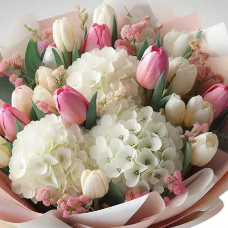 ¡Sorprende a tus seres queridos con Serena! 🤩 Este ramo incluye tulipanes y hortensias, perfecto para cualquier ocasión. Entrega a domicilio en Bogotá para una sorpresa aún más especial. Floristería Fiore Colombia detalle de las flores