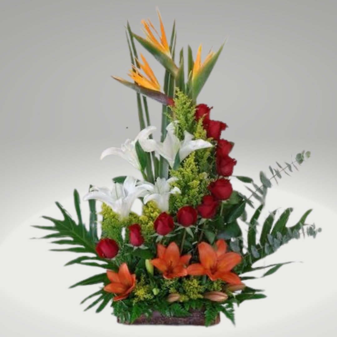 Arreglo floral exótico con aves del paraíso, rosas y lirios entregado como regalo de alto impacto en Bogotá.