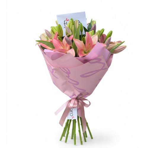 Bouquet de lirios rosados entregado como regalo romántico en un restaurante en Bogotá.