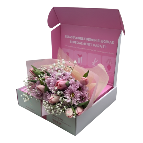 Bouquet en caja con tulipanes y margaritas entregado como regalo entre amigas en un ambiente cálido en Bogotá.