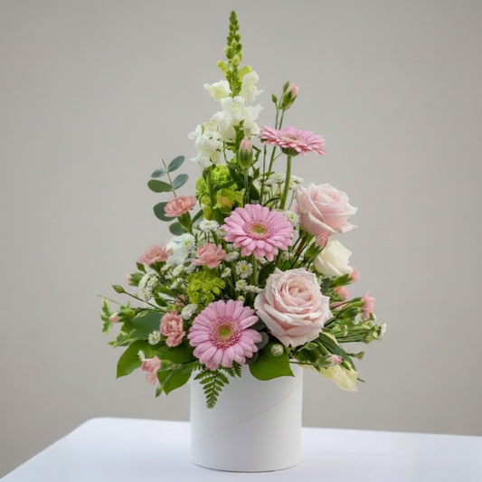 Flores para mamá y bebé entregadas en habitación, detalle delicado y especial en Bogotá