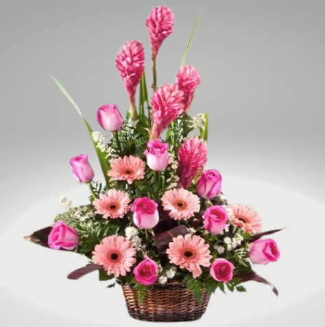 Arreglo floral en canasta con rosas y gerberas entregado durante una celebración especial en Bogotá.