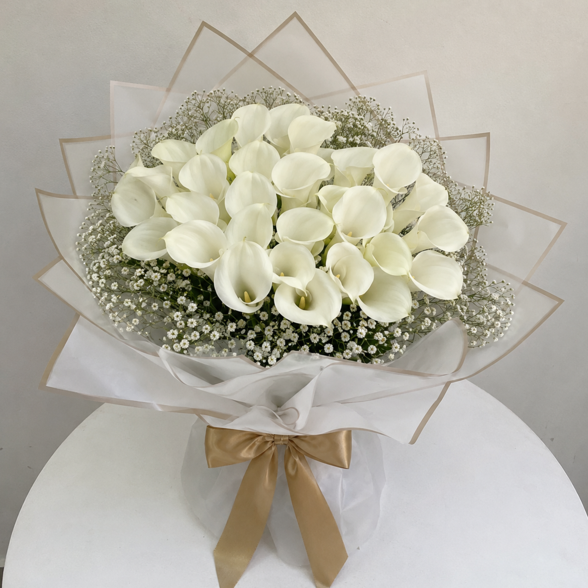 Ramo de flores blancas entregado como detalle sofisticado en un ambiente cálido en Bogotá