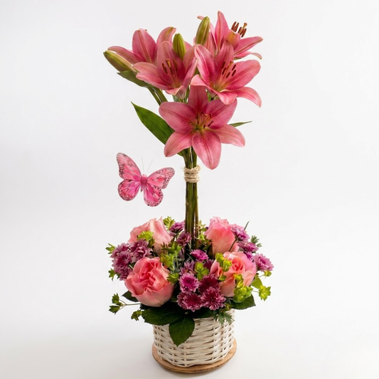 Adorable | Canasta Floral de Lirios y Rosas