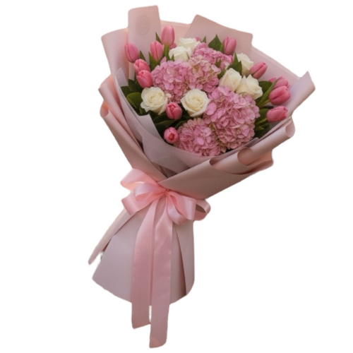 Bouquet de rosas y hortensias entregado durante una propuesta romántica en un restaurante con vista nocturna en Bogotá.